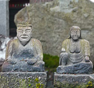 3番・龍谷寺山門前にある夫婦石仏